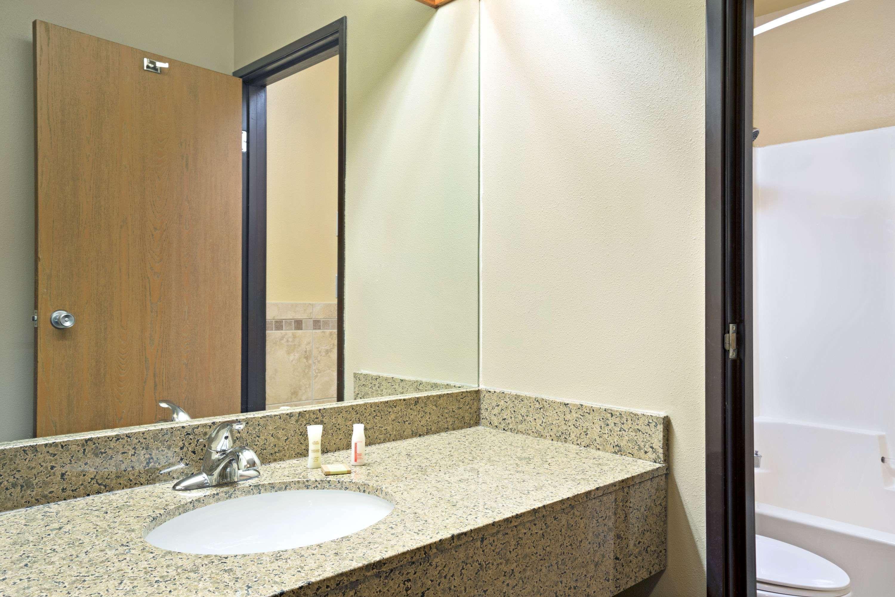 Super 8 By Wyndham Hudson Hotel Ngoại thất bức ảnh